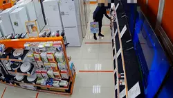 Полицейские Железноводка установили подозреваемого в совершении кражи из магазина