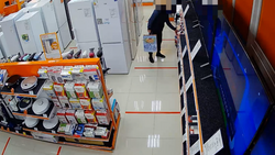 Полицейские Железноводка установили подозреваемого в совершении кражи из магазина